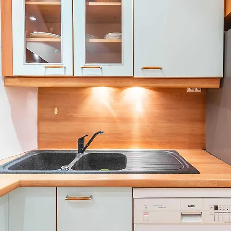 Charming 1 Bdr 2p Trocadero *